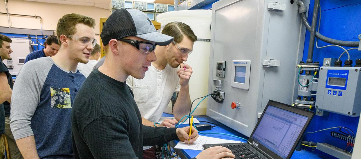 机电一体化专业的学生在电脑上工作